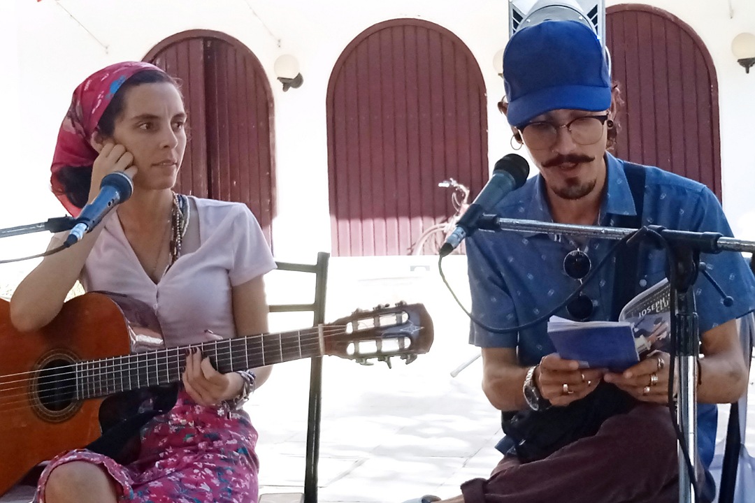 El escritor Yasmany González y la trovadora Yeni Turiño.