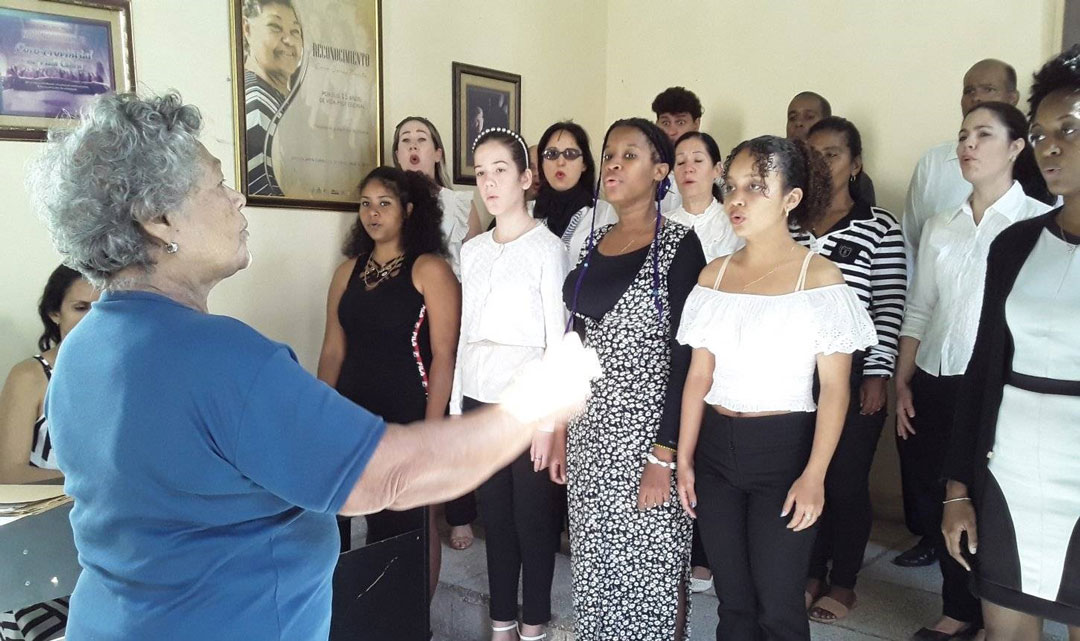 Yolanda Martínez dirigiendo coro de jóvenes.