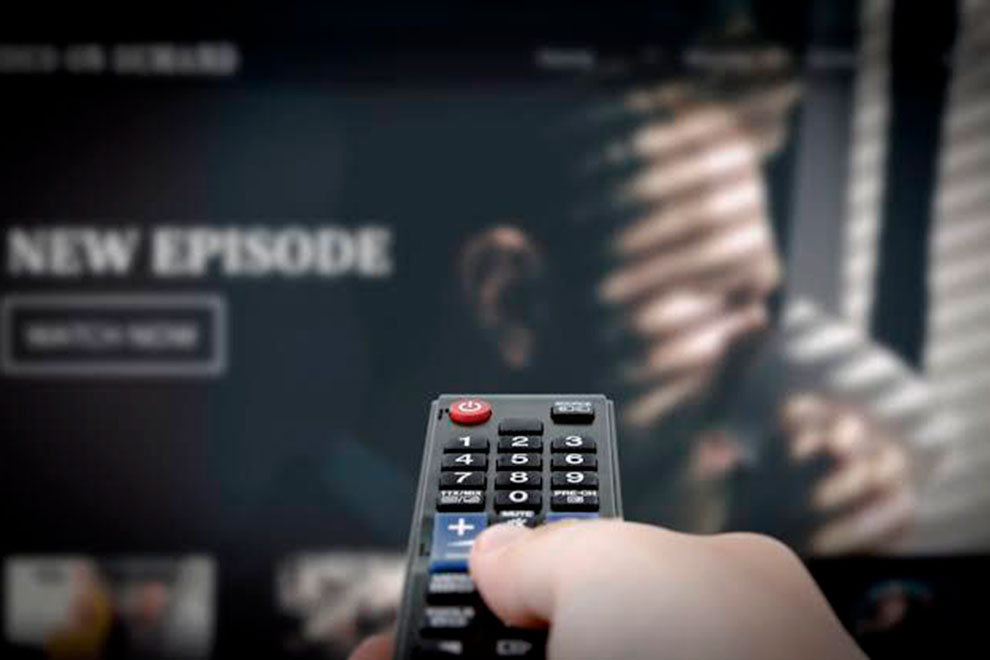 Mando de TV y pantalla con nuevo capítulo.