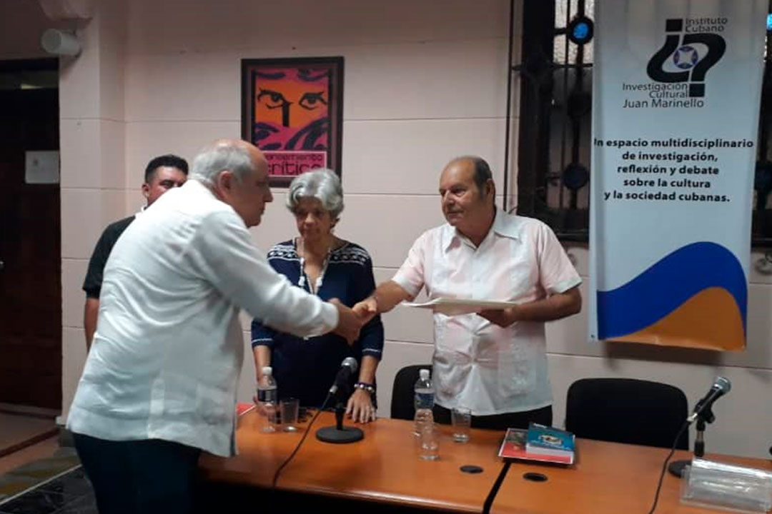 José Gabriel Ramírez Cal recibió la felicitación del presidente cubano de manos del ministro de Cultura, Alpidio Alonso.
