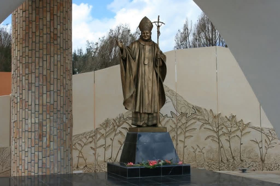 El conjunto escultórico donde se ubica el monumento dedicado al Papa Juan Pablo II en Santa Clara, una de las obras más reconocidas de Abdala. 