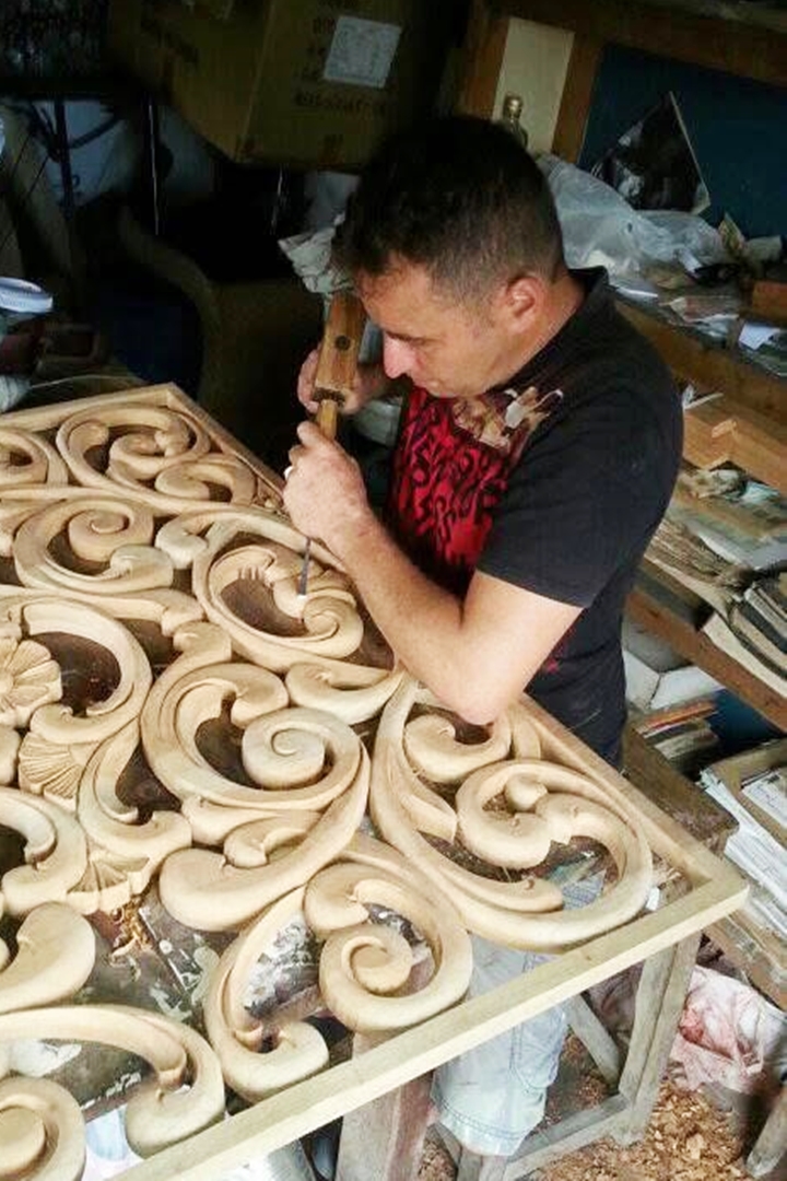 Osmel Ruiz Barrios realizando talla en madera.