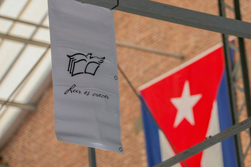Cartel con logo de la Feria Internacional del Libro de La Habana y bandera cubana.