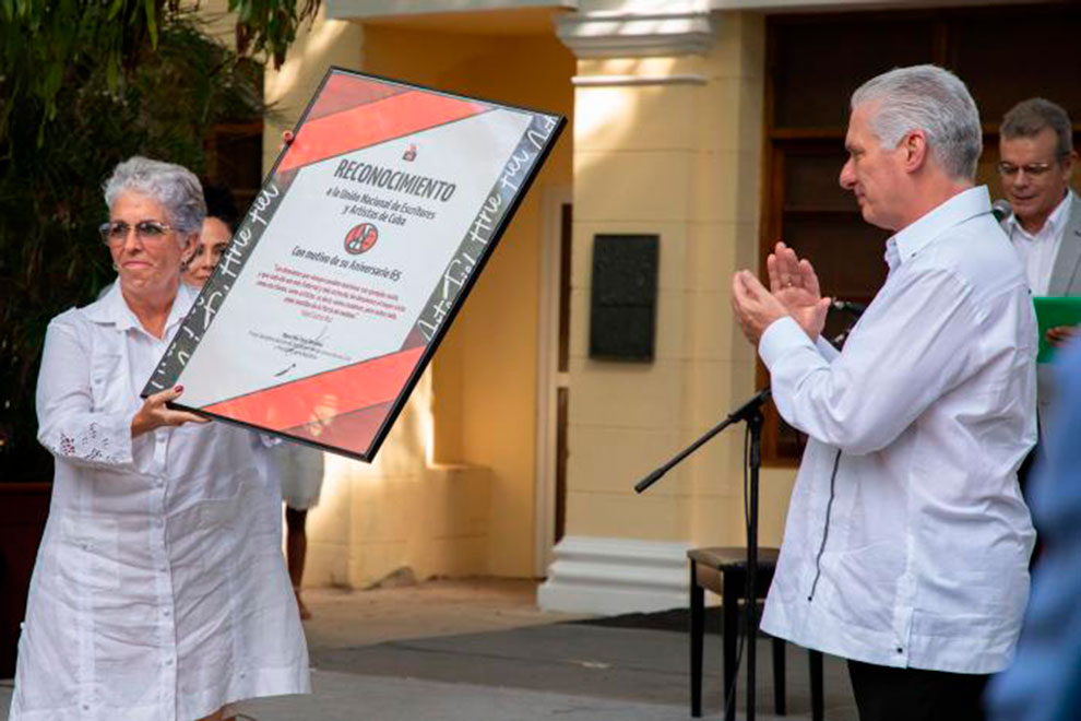Presidente de Cuba, Miguel Díaz-Canel, entrega reconocimiento a la Uneac.
