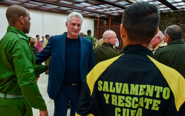 Presidente cubano, Miguel Díaz-Canel Bermúdez, junto a combatientes condecorados.