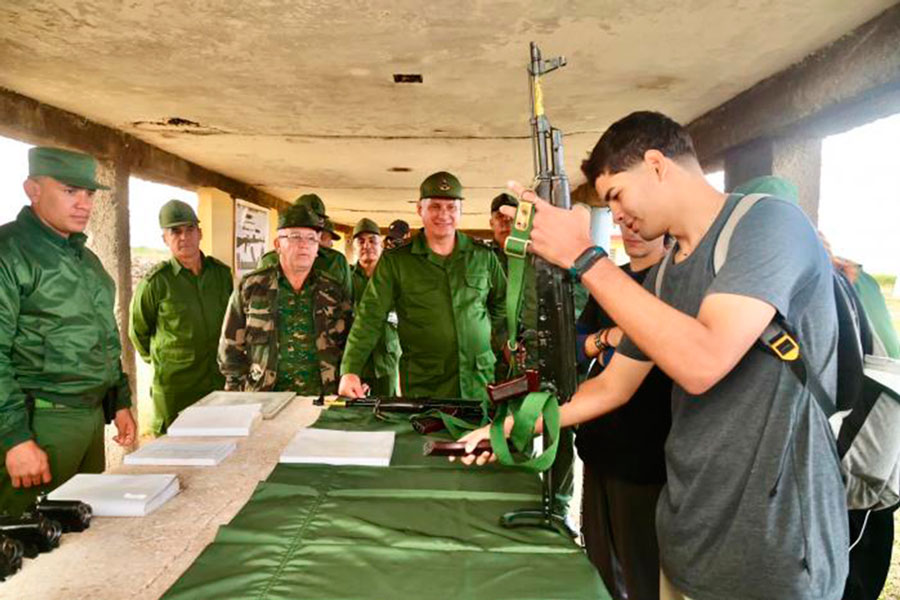 Presidente cubano, Miguel Díaz-Canel, con esrudiantes de la UCI en Bastión Estudiantil Universitario.