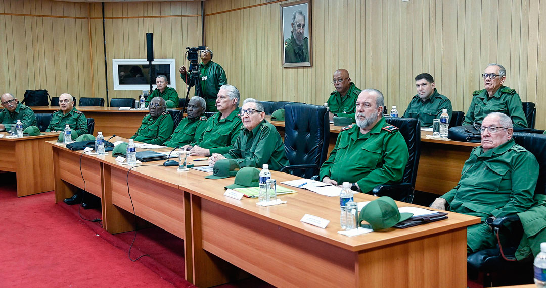 General de Ejército Raúl Castro Ruz; Miguel Díaz-Canel, presidente del Consejo de Defensa Nacional, y otros dirigentes del país.