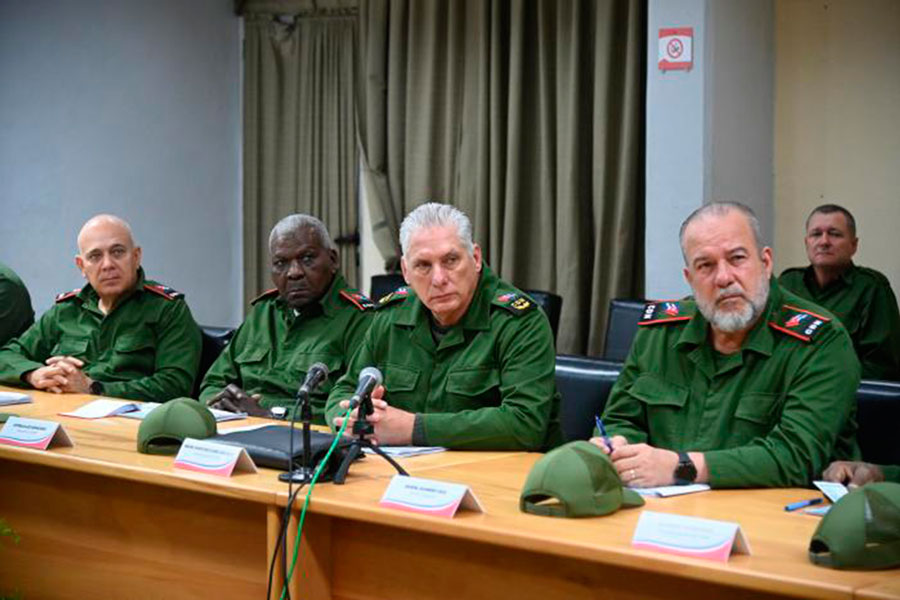 Miguel Díaz-Canel, presidente del Consejo de Defensa Nacional, chequea realización del Bastión 2024 en Artemisa.