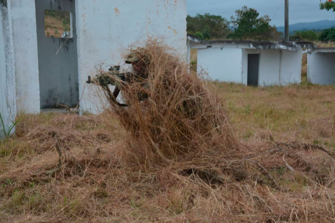 Camuflaje de guerra en ejercicio táctico.