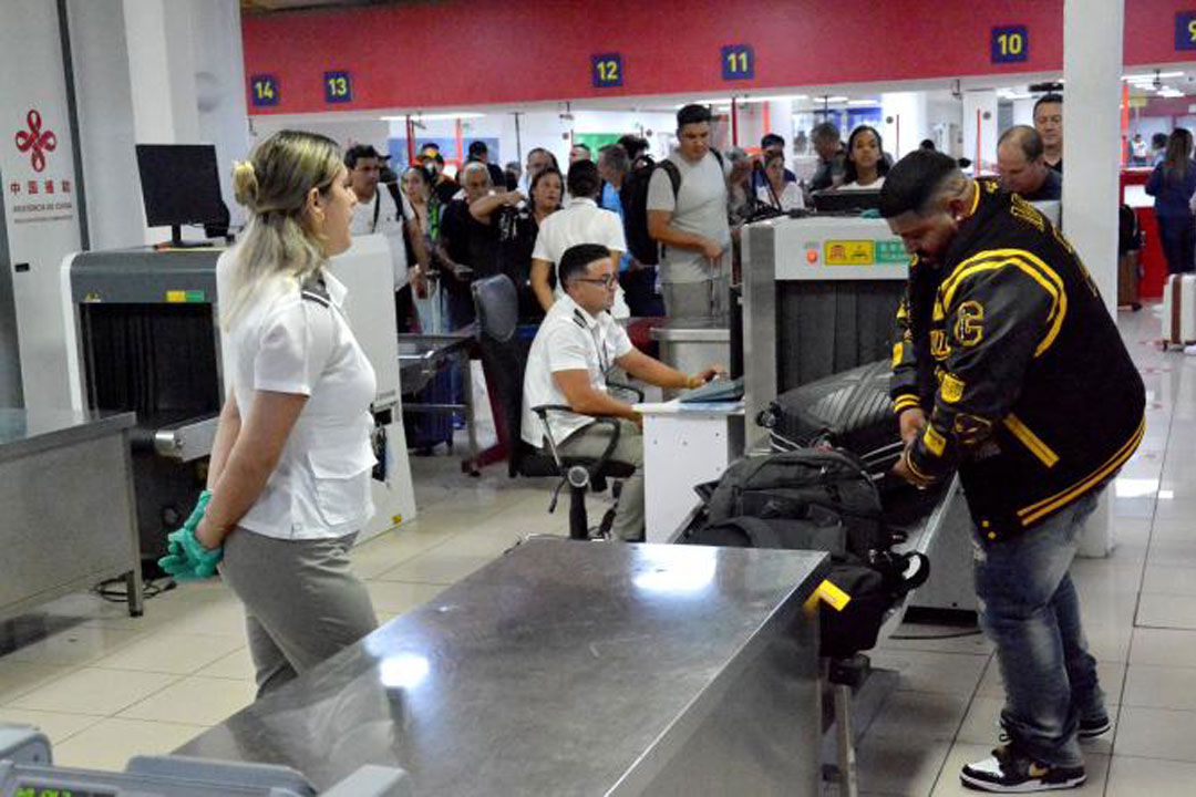 Trabajadores de la aduana en aeropuerto cubano