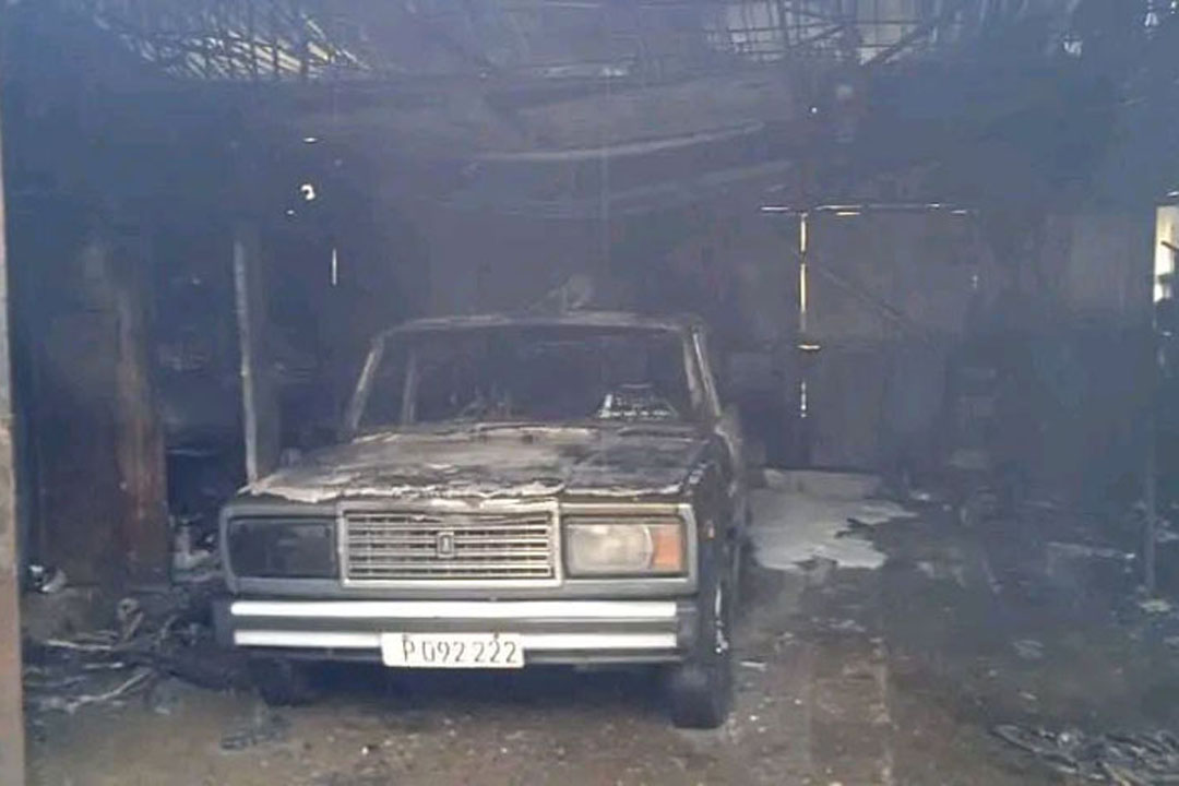 Auto quemado por incendio de moto eléctrica