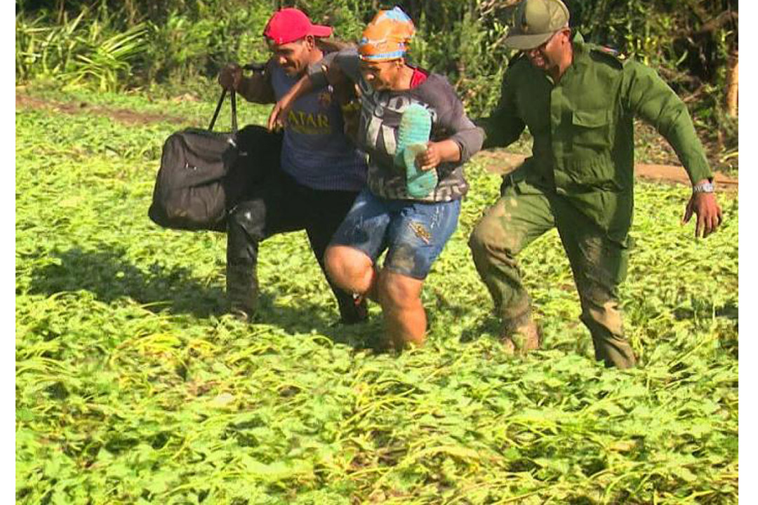 Miembros de instituciones armadas en salvamento de una señora