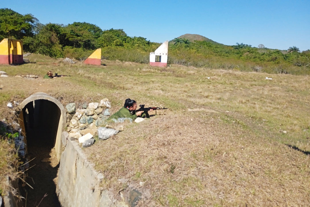 Ejercicio de tiro desde la trinchera.