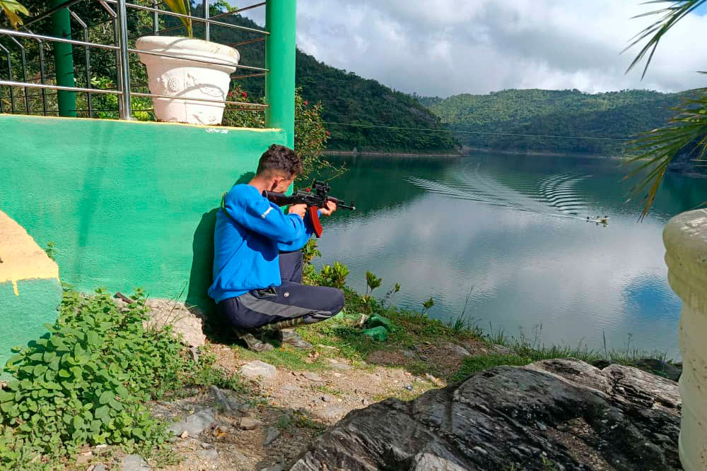 Pueblo en ejercicio militar en las cercanías de la presa en Jibacoa.