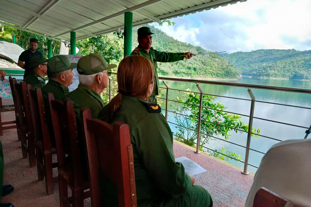 Presidencia recibe explicación en el inicio del ejercicio de preparación militar.