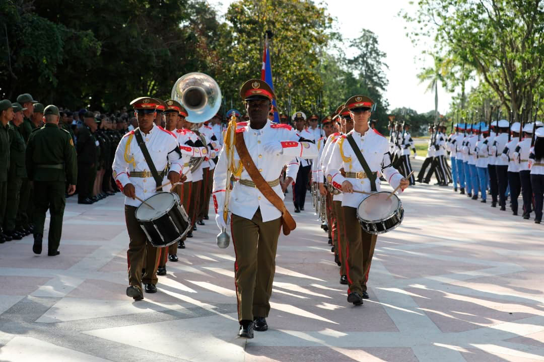 Banda de música de las FAR en la ceremonia militar.
