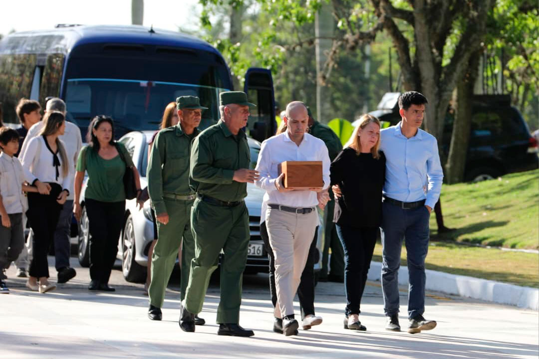 Familiares de Ramiro Valdés Menéndez portan el osario con las cenizas del Comandante de la Revolución.