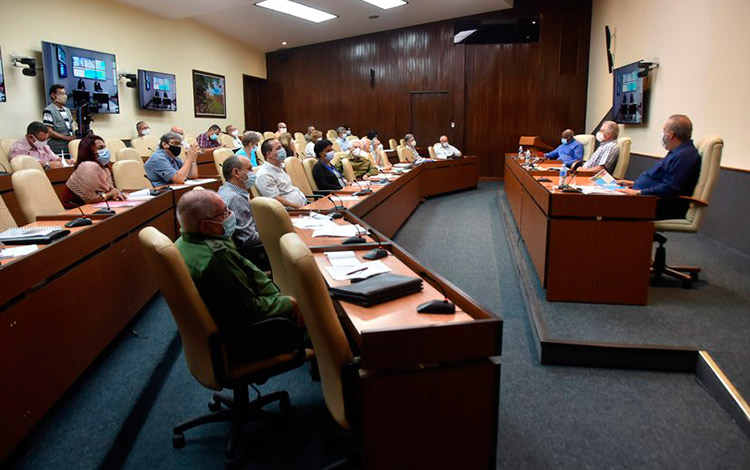 Presidente de Cuba, Miguel Díaz-Canel, encabeza reunión del Órgano Económico-Social del Consejo de Defensa Nacional.