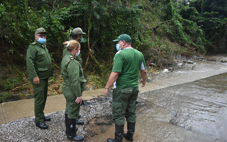 El general de división Andrés González Brito, jefe del Ejército Central, recorre lugares afectados por las lluvias en el municipio montañoso de Manicaragua, en Villa Clara.