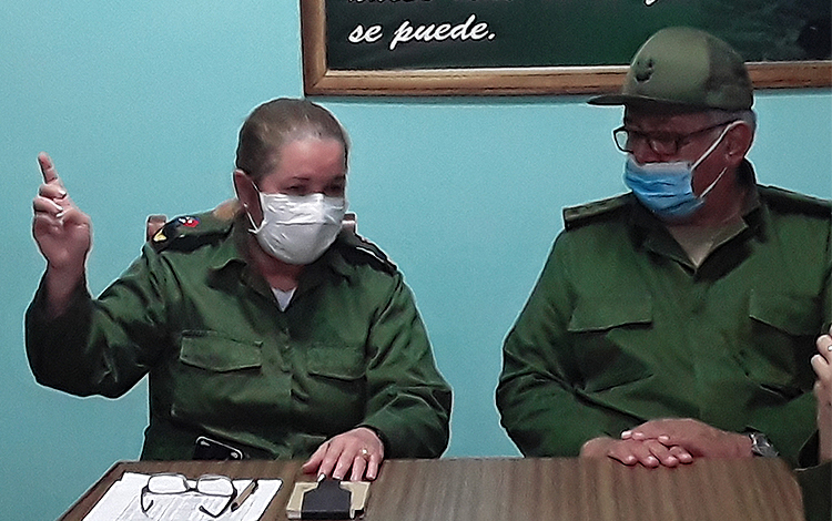 Yudí Rodríguez Hernández, presidenta del Consejo de Defensa Provincial de Villa Clara, junto al general de división Andrés González Brito, jefe del Ejército Central.