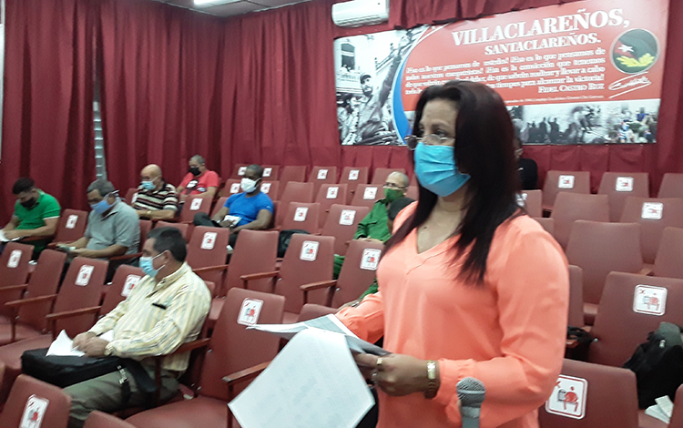 http://www.vanguardia.cu/images/vangweb/defensa/consejo-defensa/2021/03-05-consejo-defensa/gretza-sanchez-fdr.jpg Doctora Gretza Sánchez, directora de Salud en Villa Clara, informa sobre estado de la COVID-19.
