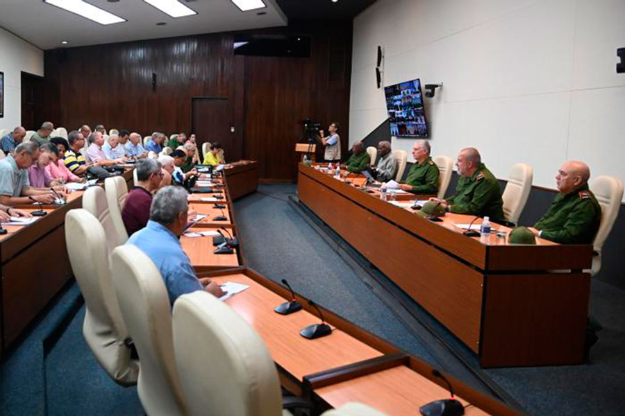 Reunión del Consejo de Defensa Nacional tras el paso del huracán Oscar por el oriente de Cuba.