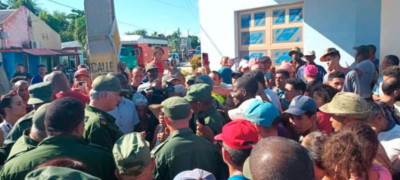 Miguel Díaz-Canel y Manuel Marrero junto al pueblo en Guantánamo.