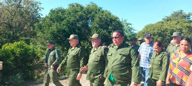 Miguel Díaz-Canel y Manuel Marrero Cruz, junto a otros dirigentes del país y de la provincia de Guantánamo, recorren zonas afectadas por el huracán Oscar.