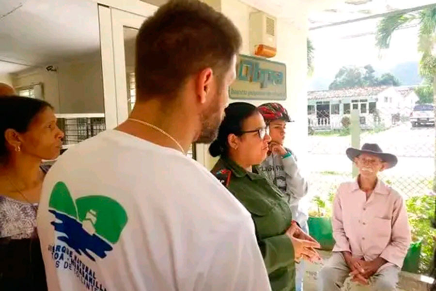 Vicepresidenta del Consejo de Defensa Provincial conversa con pobladores de Jibacoa.