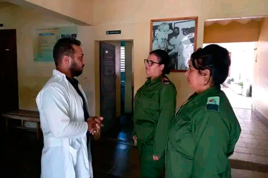 Vicepresidenta del Consejo de Defensa Provinail conversa con médico del hospital de Jibacoa.