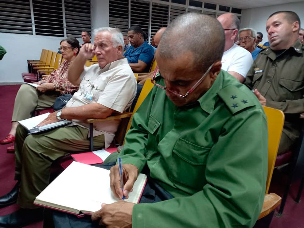 Participantes en el Consejo de Defensa Provincial de Villa Clara.