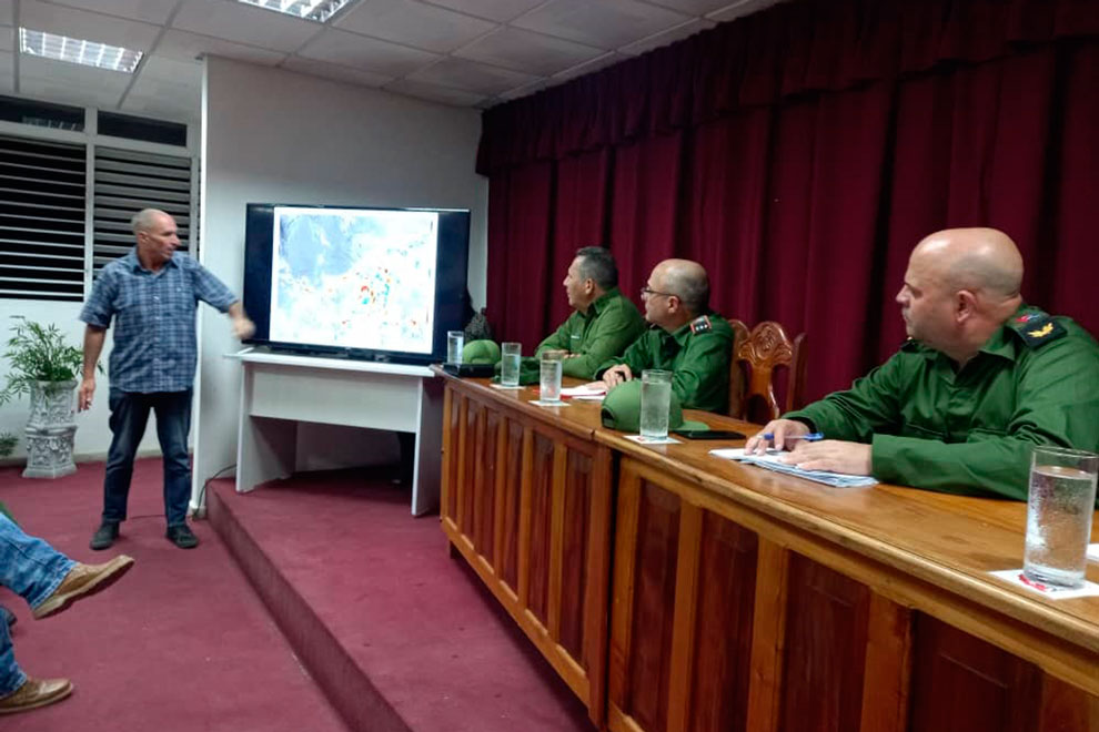 Consejo de Defensa Provincial reunido por la tormenta tropical Rafael.