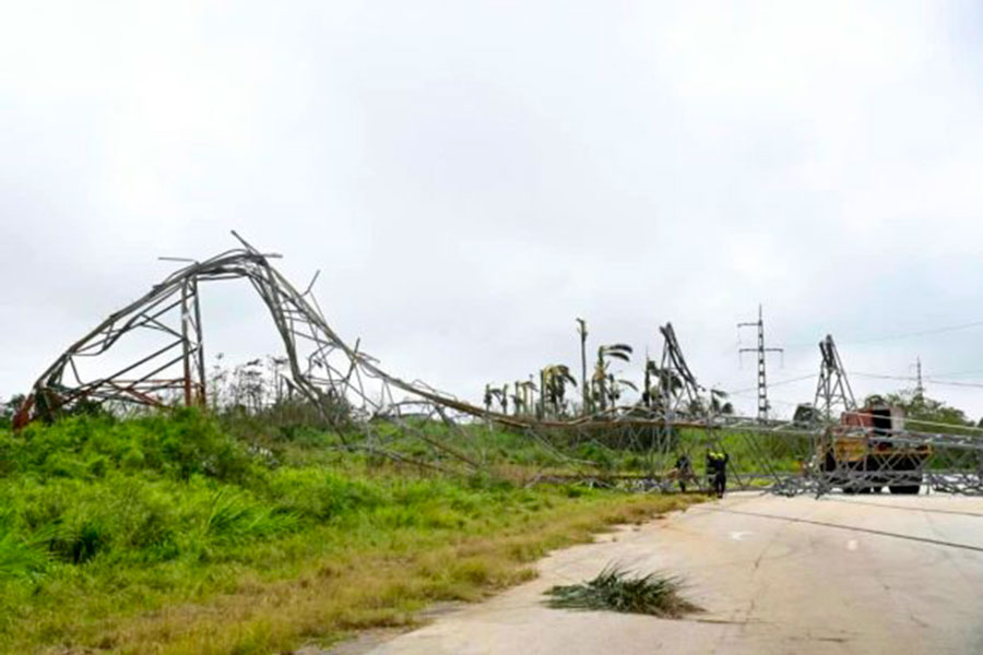 Torre del sistema eléctrico derribada.