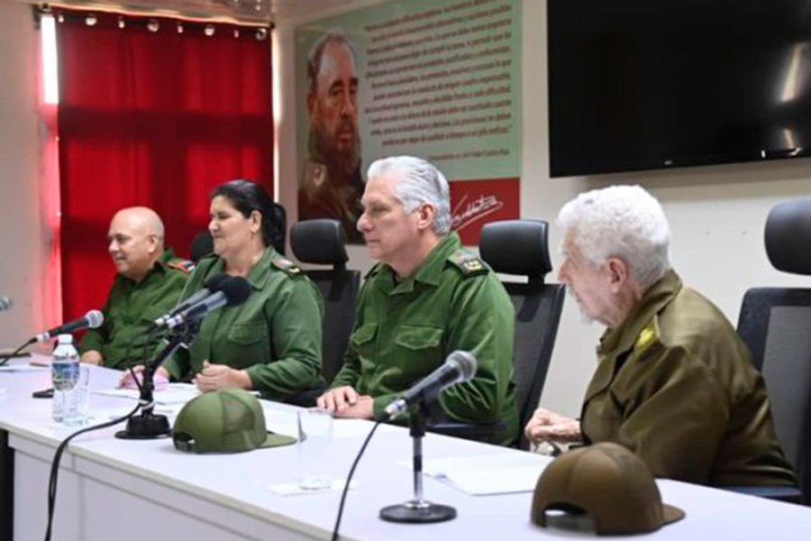 Presidente Miguel Díaz-Canel y Comandante Ramiro Vadés en la reunión con autoridades de la p rovincia de Artemisa.