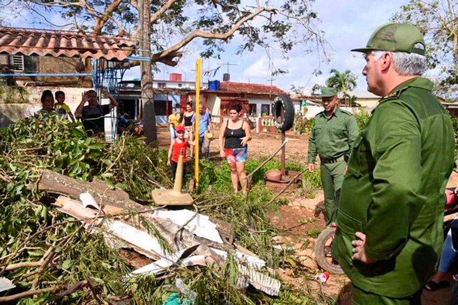 Presidente cubano, Miguel Díaz-Canel, recorre zonas afectadas por el huracán Rafael.