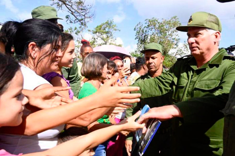 Presidente cubano saluda al pueblo.