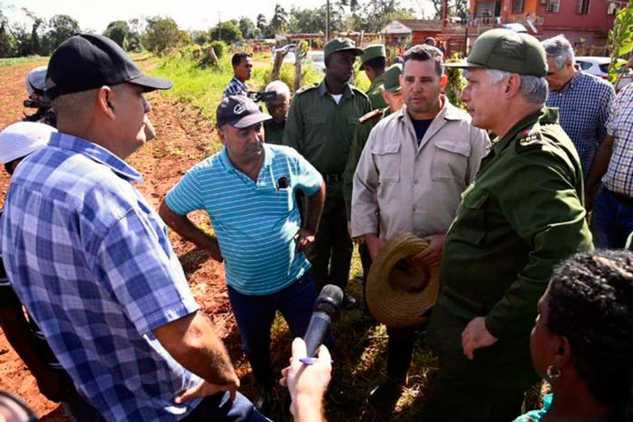 Presidente de Cuba en Mayabeque, tras paso del huracán Rafael.