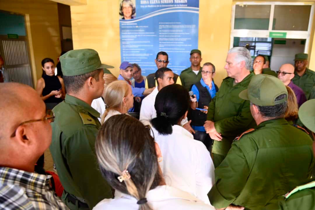 Presidente del Consejo de Defensa Nacional, Miguel Díaz-Canel, visita el policlínico Rosa Elena Simeón, en Bejucal.