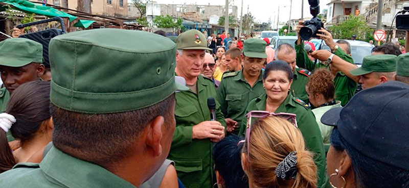 Miguel Díaz-Canel en diálogo con pobladores de Artemisa.