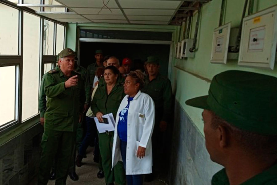 Presidente cubano, Miguel Díaz-Canel, en el recorrido por el hospital de Artemisa.