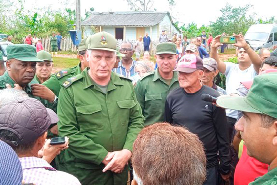 Díaz-Canel en diálogo con habitantes de Maisí, en Guantánamo.