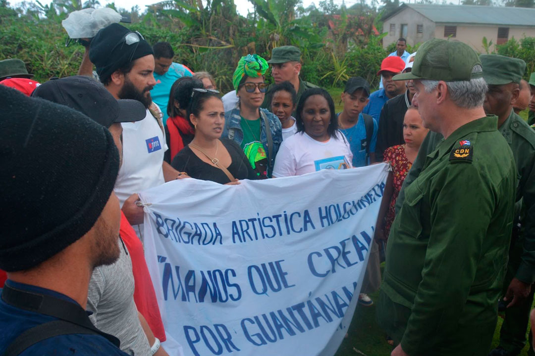 Encuentro con brigada artística de Holguín que labora en Guantánamo.