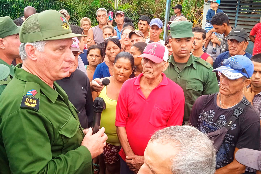 Presidente de Cuba, Miguel Díaz-Canel, dialoga con pobladores de Guantánamo.