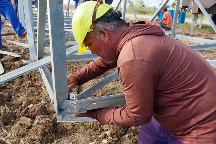 Trabajadores eléctricos de Villa Clara laboran en Artemisa.