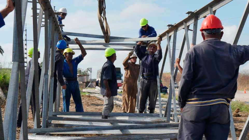 Trabajadores de la Empresa Eléctrica de Villa Clara trabajando en Artemisa.