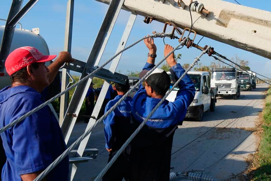 Trabajadores de la Empresa de Electromecánica de Villa Clara laboran en Artemisa.