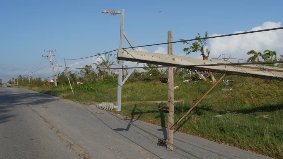 Poste derribado por el huracán Rafael.