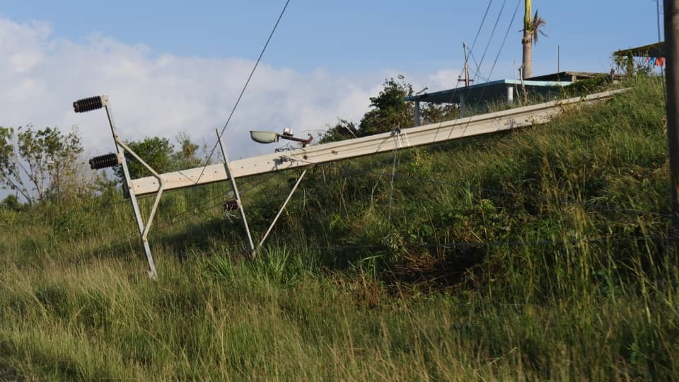 Poste derribado por el huracán Rafael.