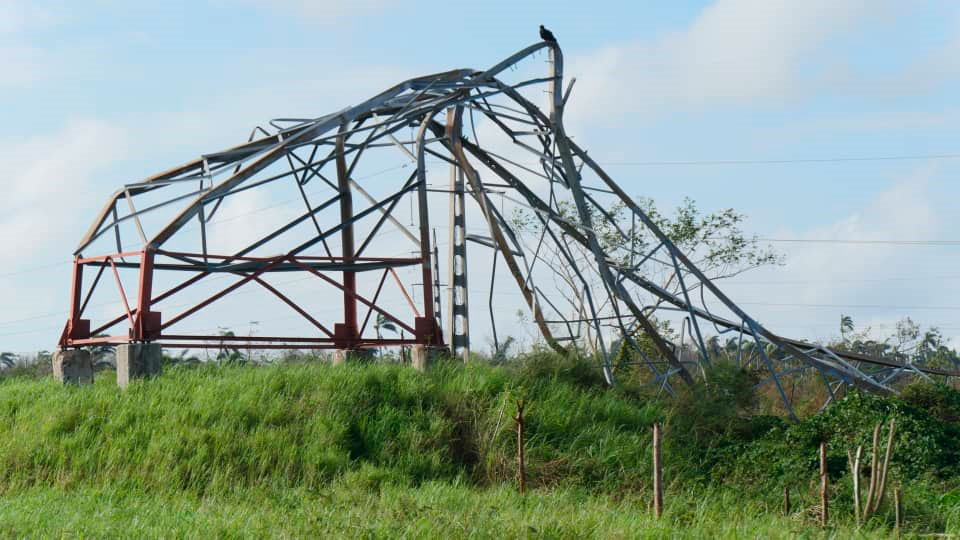 Estrructura metálica del sistema eléctrico derribada por el huracán Rafael.