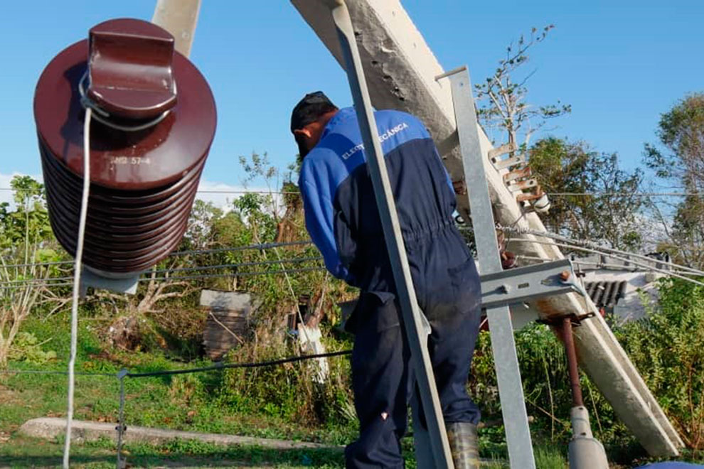 Trabajadores de la Empresa de Electromecánica de Villa Clara laboran en Artemisa.